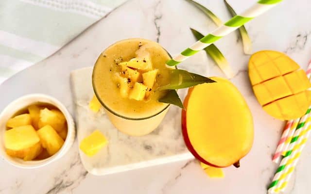 Banana mango pineapple smoothie 1