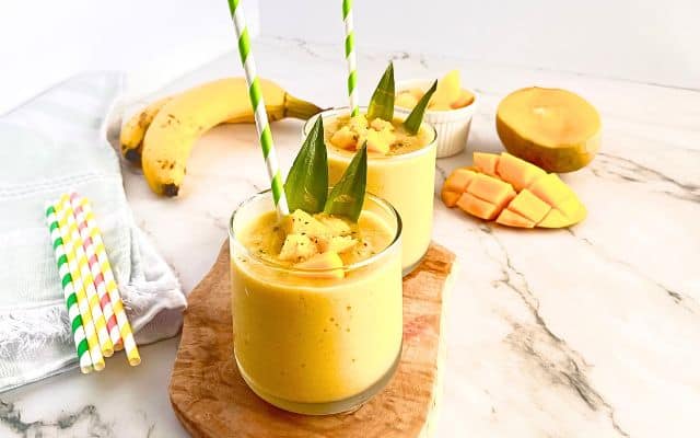 Banana mango pineapple smoothie 3