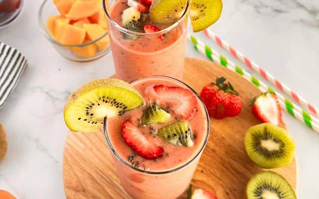 strawberry kiwi mango smaoothie