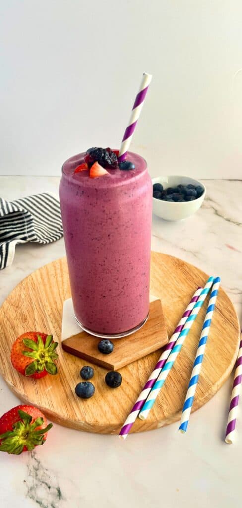 mixed berry smoothie with yogurt